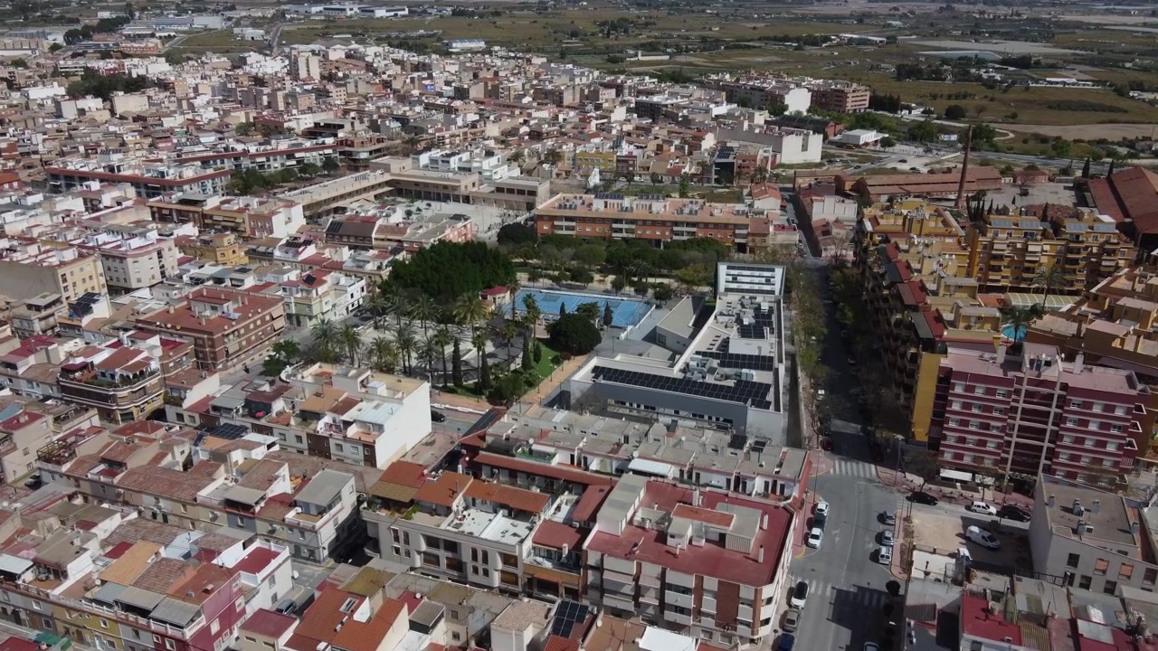 Vídeo aéreo de drone da moderna zona leste de Aspe, Espanha. Vista panorâmica e de cima para baixo suave exibindo arquitetura contemporânea, edifícios residenciais, ruas e o layout urbano da cidade espanhola