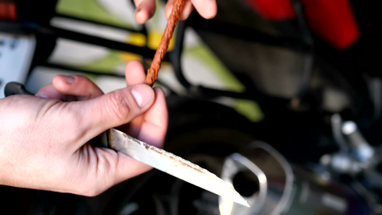 튜브리스 타이어를 수리하기 위한 플래라, 타이어에 린 구을 칸화하기 위한 원시 고무