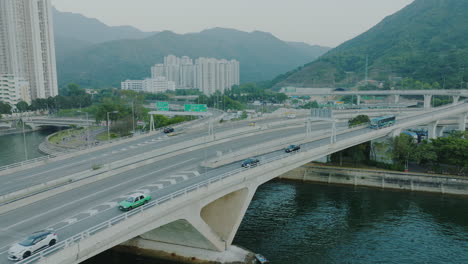중국 홍콩 대도시 지역을 연결하는 바다를 가로지르는 다리가 있는 주요 고속도로 도로의 공중 전망