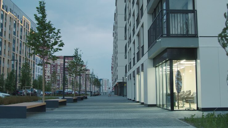 Complesso residenziale moderno con negozi al crepuscolo