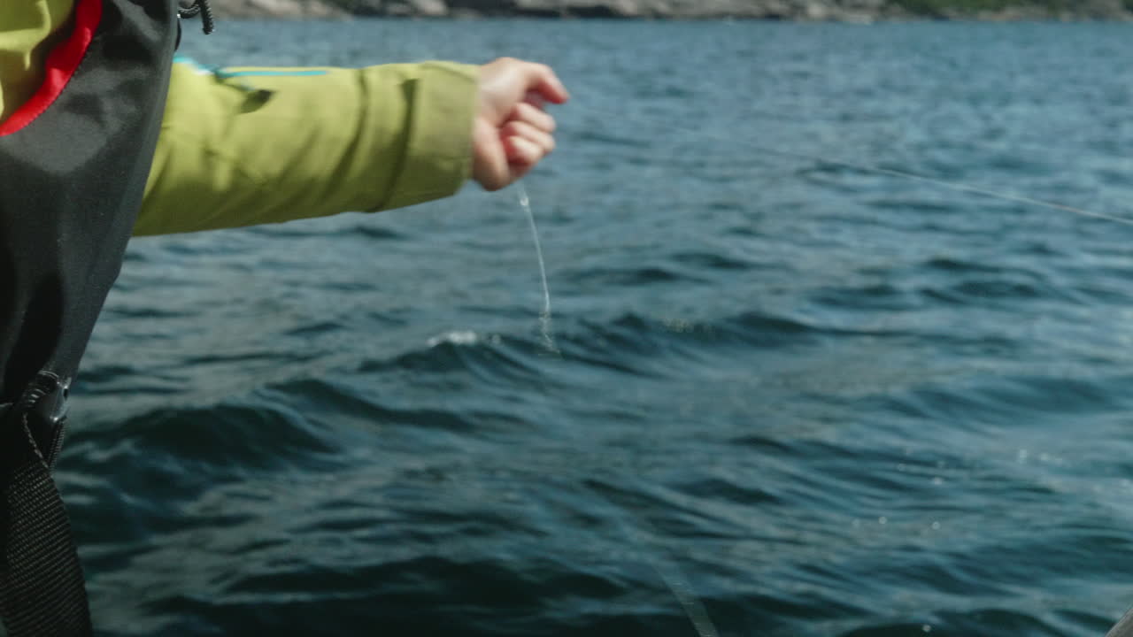 снимок внешнего двигателя небольшой моторной рыболовной лодки, плавающей по красивому фьорду на юге норвегии, крупный план двигателя, плавающего на высокой скорости