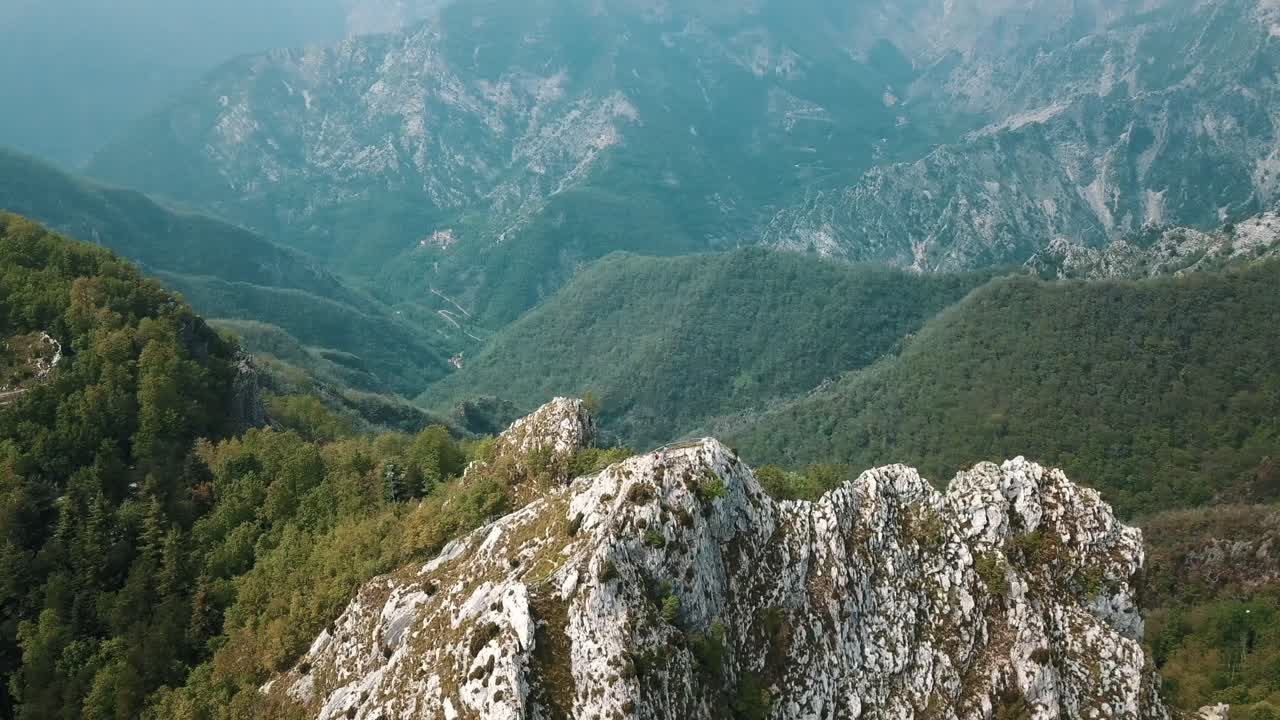 vista panorámica desde un avión no tripulado de pian della fioba, una provincia de toscana