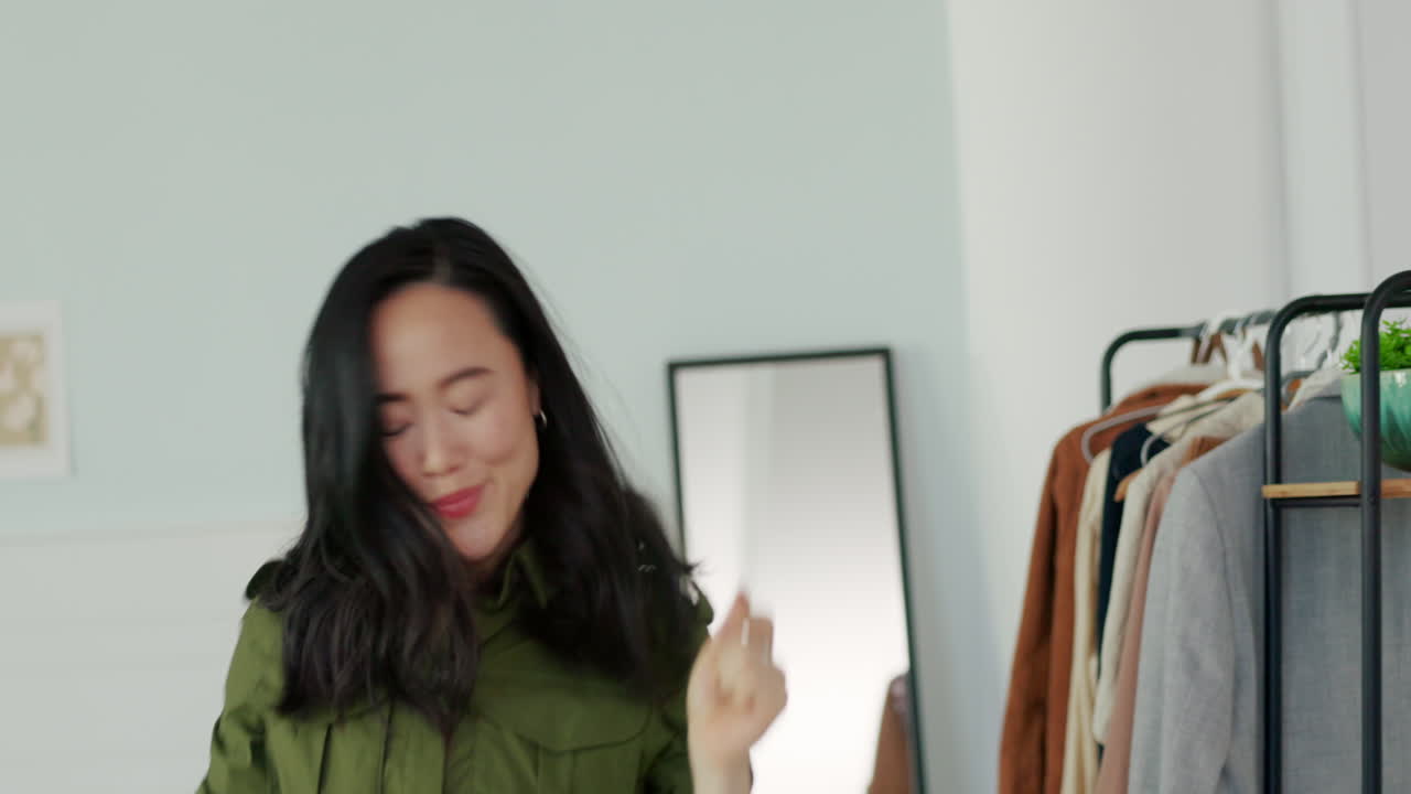 성공을 축하하고 여성 기업가