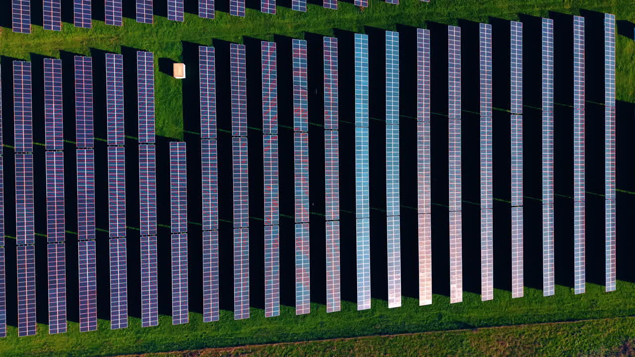 Salendo sopra le diverse file di pannelli solari. Accumulo di energia solare nel campo verde