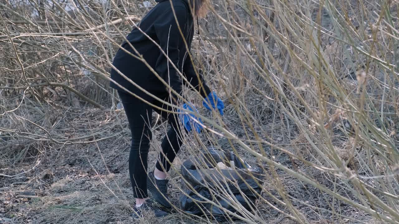 해변에서 플라스틱을 청소하는 팀워크: 자원봉사자들이 쓰레기 봉투에 쓰레기를 모으고, 플라스티크 오염과 환경 문제 개념: 플래스틱에서 자연을 자발적으로 청소하는 것, 지구를 녹색화하는 것