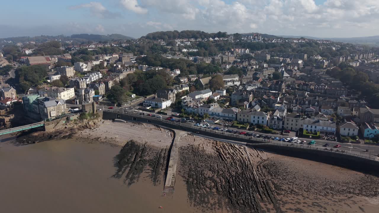 Zdjęcie z drona przedstawiające Clevedon Beach i miasto Clevedon, Somerset, Anglia