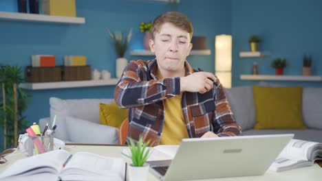estudiante que estornuda, estudiante enfermo.