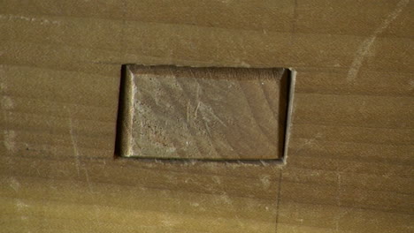 primer plano de mortaja y junta de espiga en madera