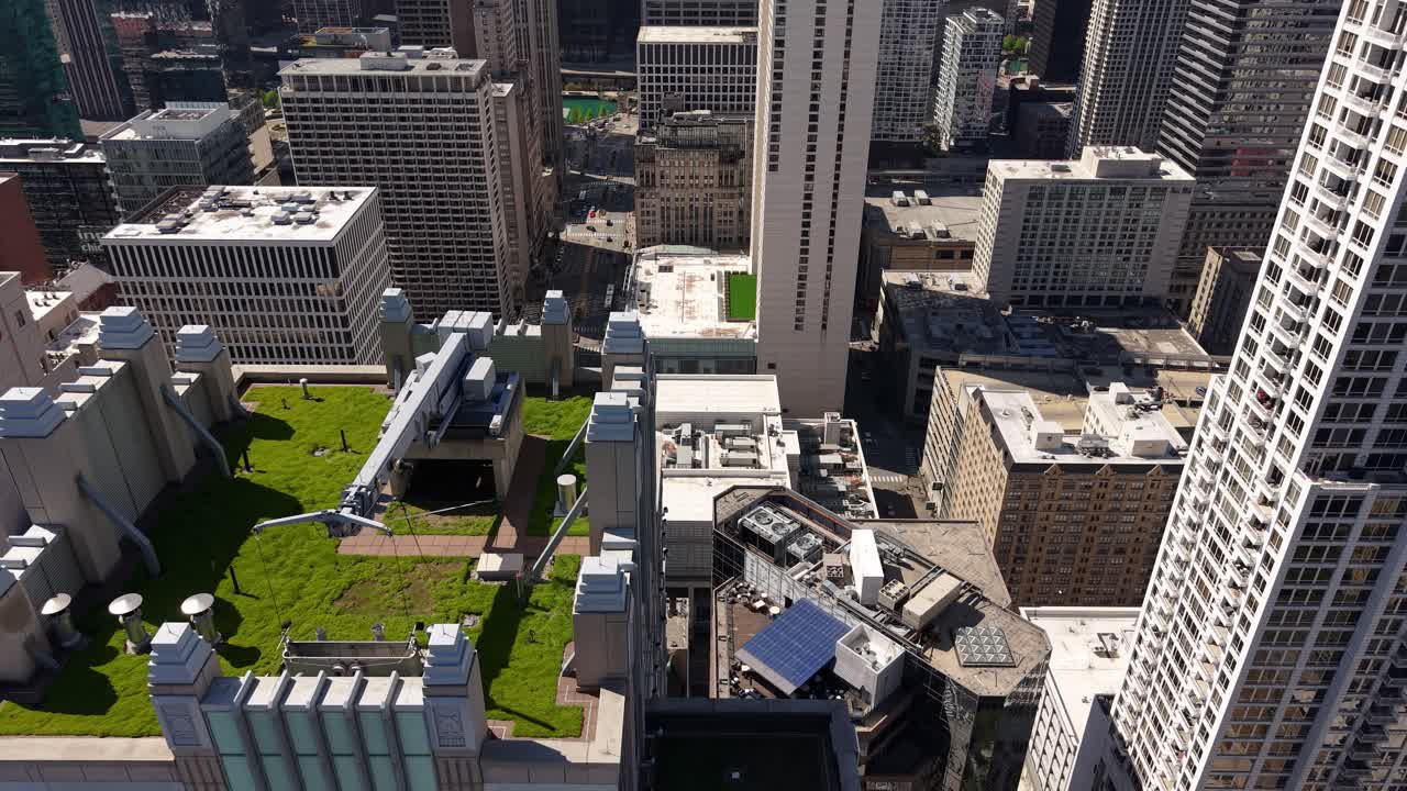 Plano aéreo revelador do horizonte do centro de Chicago em um dia ensolarado, Illinois, EUA