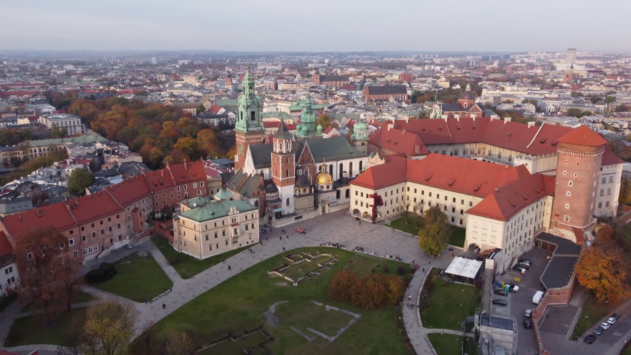 Det kongelige slott i Krakow, sett ovenfra, vakkert lys over bybildet