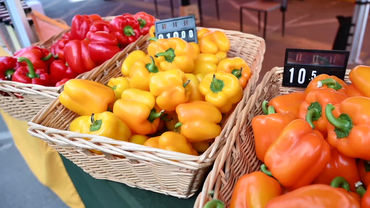 en el festival de la agricultura en los emiratos árabes unidos, los pimientos cultivados localmente se exhiben y se ofrecen para la venta