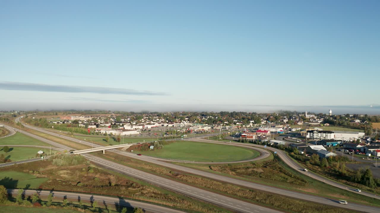 도로 교통량이 많은 고속도로 출구 옆의 작은 마을