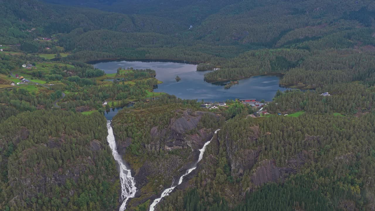 Berühmter norwegischer Wasserfall Latefossen von oben bei Sonnenaufgang