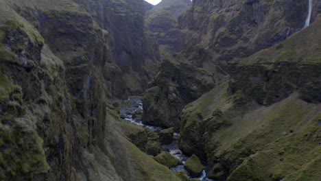 Niedrige-Luftaufnahme,-Die-Durch-Die-Schlucht-Von-Múlagljúfur-Auf-Island-Schwenkt