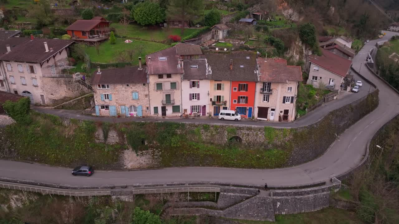 Pont-en-Royans immerso nei colori del tramonto vicino al fiume