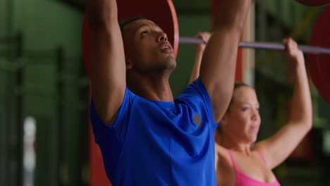 Woman-exercising-in-a-gym