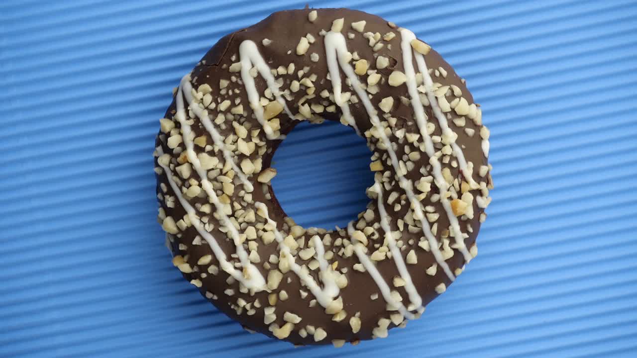 el donut glazado de primer plano.