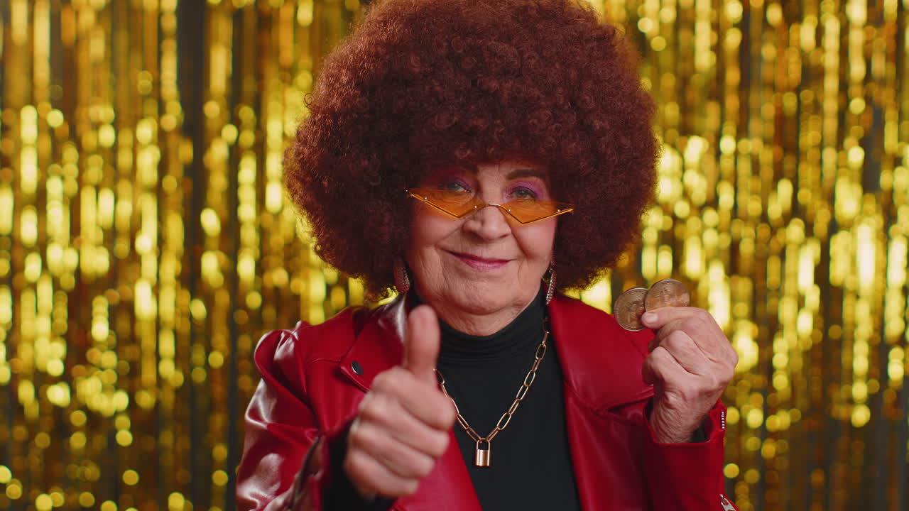 donna che mostra bitcoin btc carriera ricchezza criptovaluta investimento, estrazione tecnologia futura pagamento