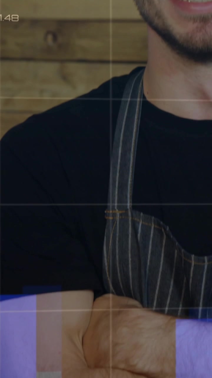 Video verticale: Inquadratura che si allarga mostrando uno chef con grembiule da caffè che incrocia le braccia sorridendo, con grafici sulle vendite.