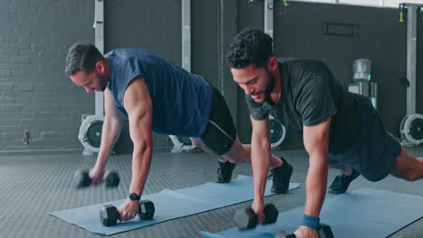 Fitness,-Gimnasio-Y-Amigos-Haciendo-Planchas-Con-Mancuernas