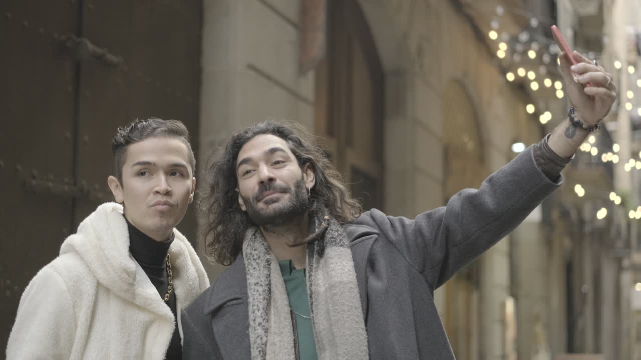 Pareja haciéndose selfis en la ciudad