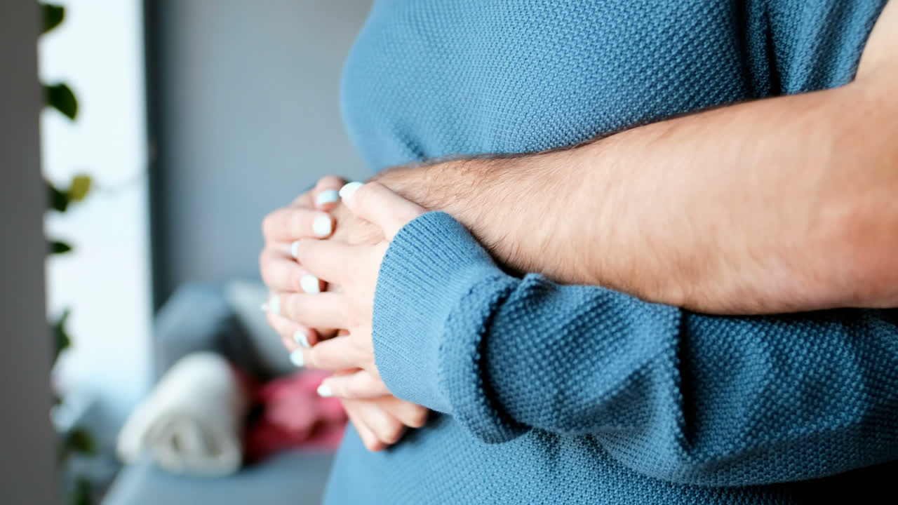 집에서 서로 키스하고 포옹하는 커플 4k