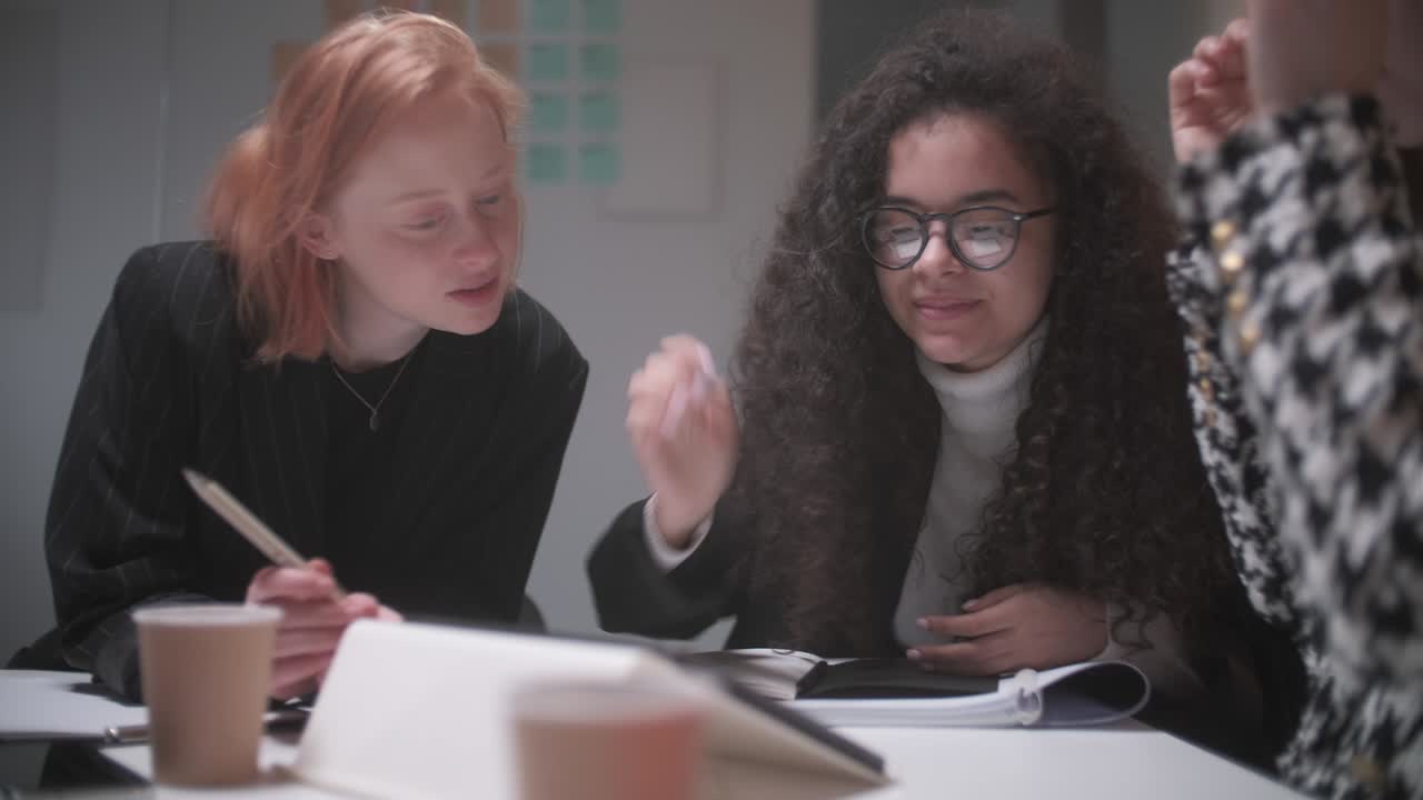 retrato de un equipo de jóvenes empresarios en el trabajo. pequeño negocio creativo contemporáneo brillante. jóvenes casuales en una nueva oficina de negocios creativos o empresa de arquitectos
