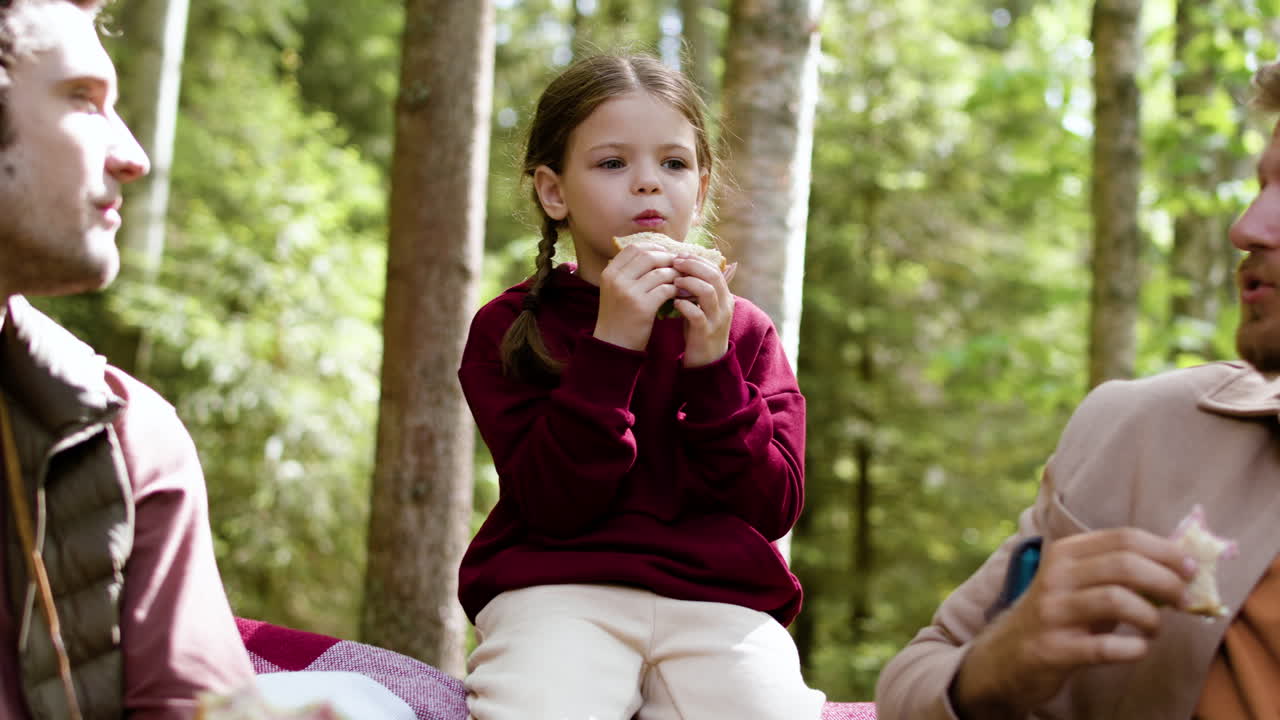 familia haciendo picnic en el bosque