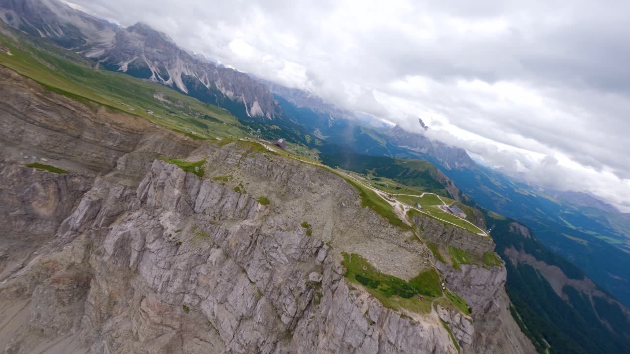 drone fpv volando por encima de los acantilados de las montañas de seceda, italia, las montañas dolomitas en los alpes