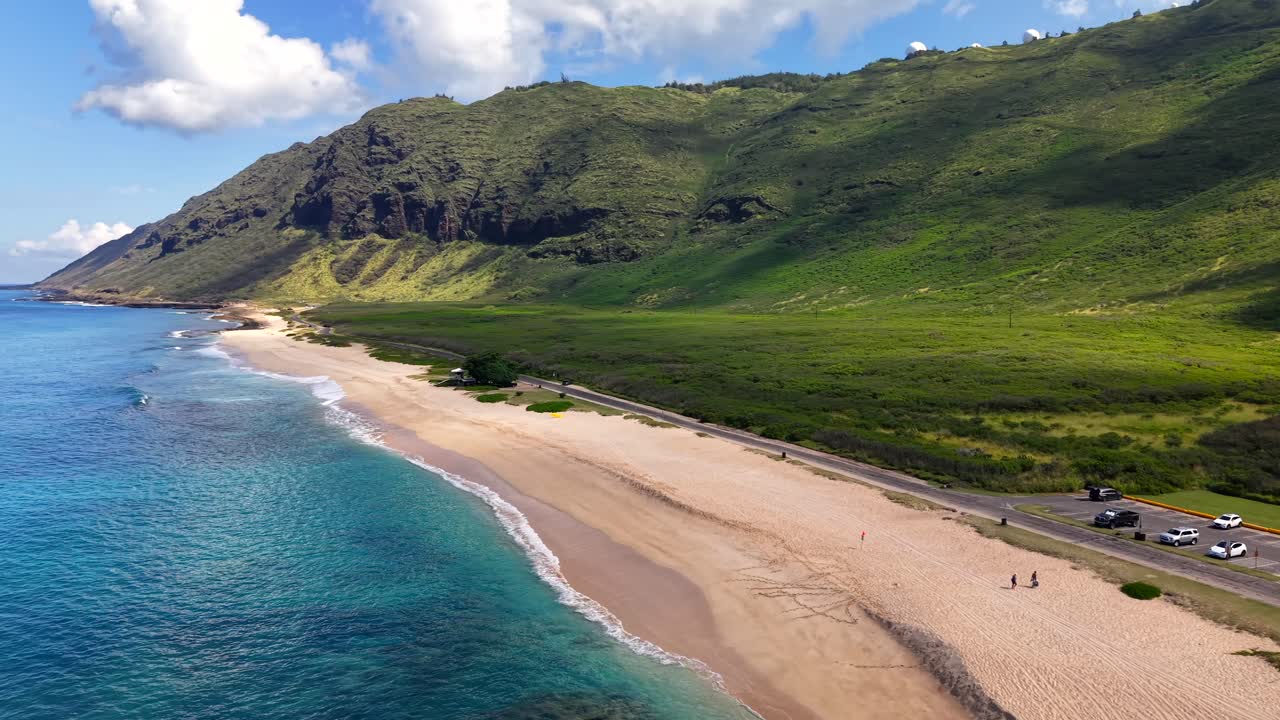 Spiaggia di Keawaula con una stazione satellitare sui monti Waianae, vista aerea.