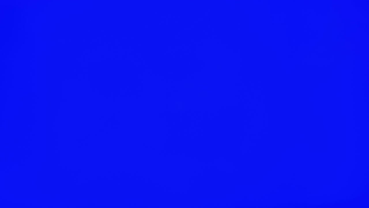 크로마 키와 알파 채널 4k 슬로 모션 60fps로 파란 화면에 장식 종이 전환