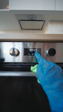Cleaning a Kitchen Oven