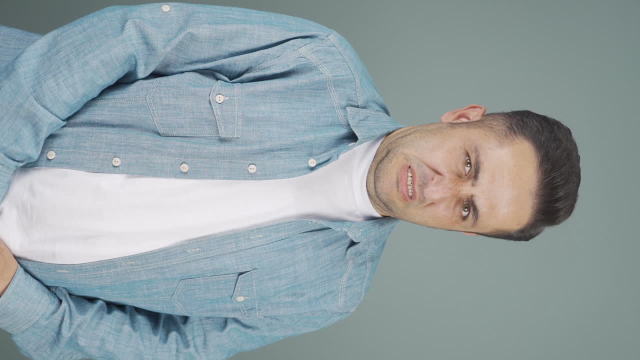 el video vertical del hombre es repugnante.