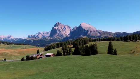 Chica-Disfrutando-Del-Paisaje-Montañoso-En-Dolomitas