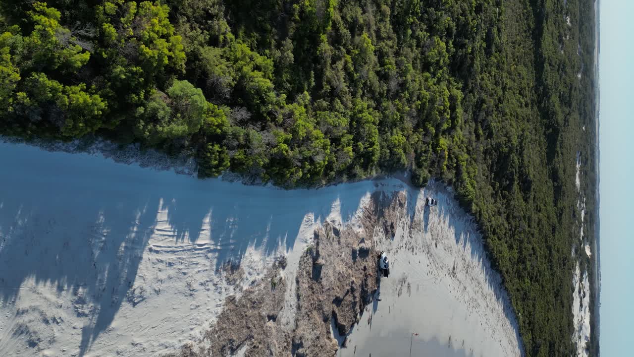 와일리 베이 록 비치, 수직 안테나에서  모래와 함께 해변에서 카메라를 향해 이동 차량