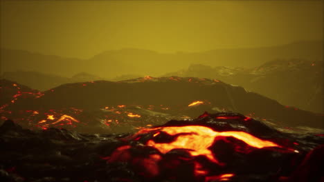 campo de lava negra con flujo de lava rojo naranja caliente al atardecer