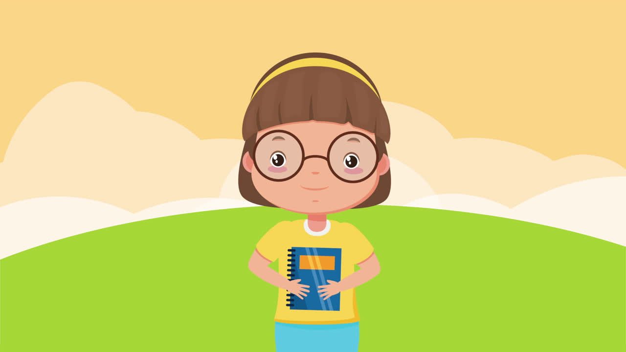 una niña linda con un cuaderno en el campo