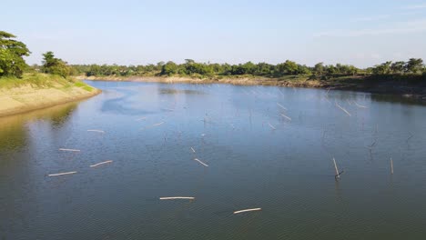 volando cerca del agua del río surma con palos por todo el río para pescar con red de estaca en bangladesh