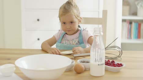 Süßes-Baby-Beim-Backen-In-Der-Küche