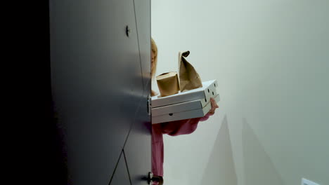 배달업자 는 패키지 를 주고 있다