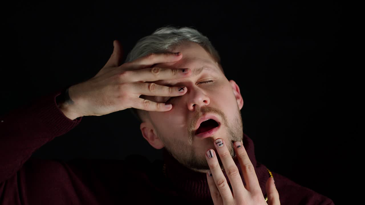 파란 눈을 가진 세련된 젊은이가 카메라를 바라보고, 포즈를 취하고, 행복, 재미, 즐거움을 느니다.