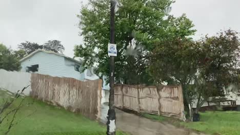 La-Lluvia-Golpeó-El-Vidrio-Del-Automóvil-Y-Vio-El-Reflejo-Del-Césped-Verde-Del-Hogar-De-Nueva-Zelanda