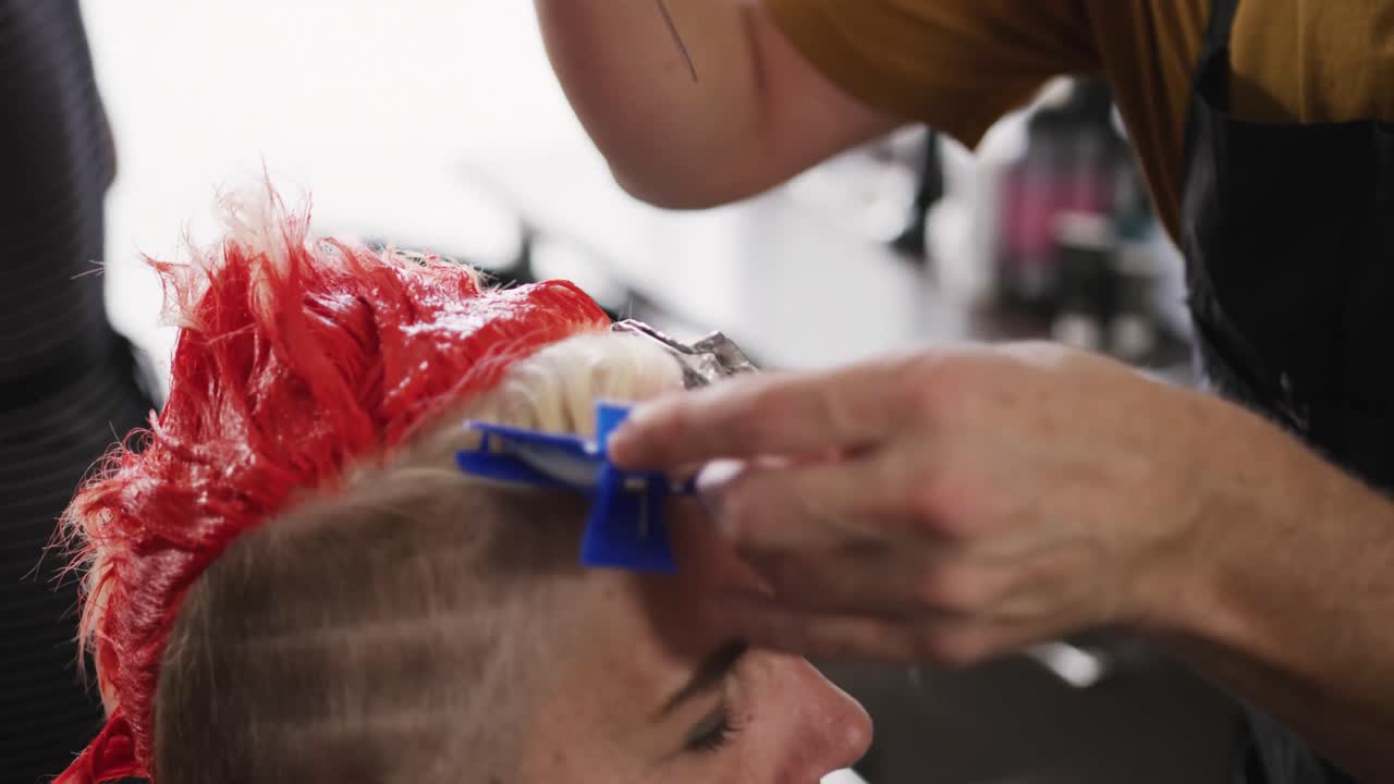 vista lateral mujer con el cabello peinado por un peluquero