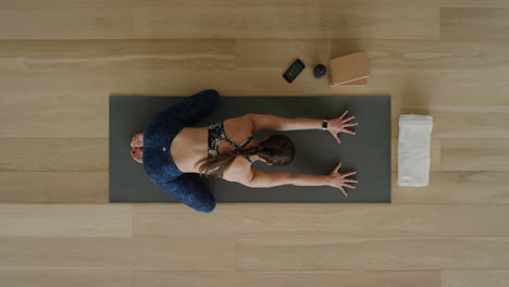 Vista-Superior-De-La-Mujer-De-Yoga-Practicando-La-Pose-De-Los-Niños-En-El-Estudio-De-Entrenamiento-Disfrutando-De-Un-Estilo-De-Vida-Saludable-Practicando-La-Meditación-Entrenando-En-Una-Colchoneta-De-Ejercicios