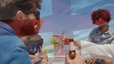 animación de ondear la bandera de inglaterra sobre un grupo de amigos divirtiéndose en la playa