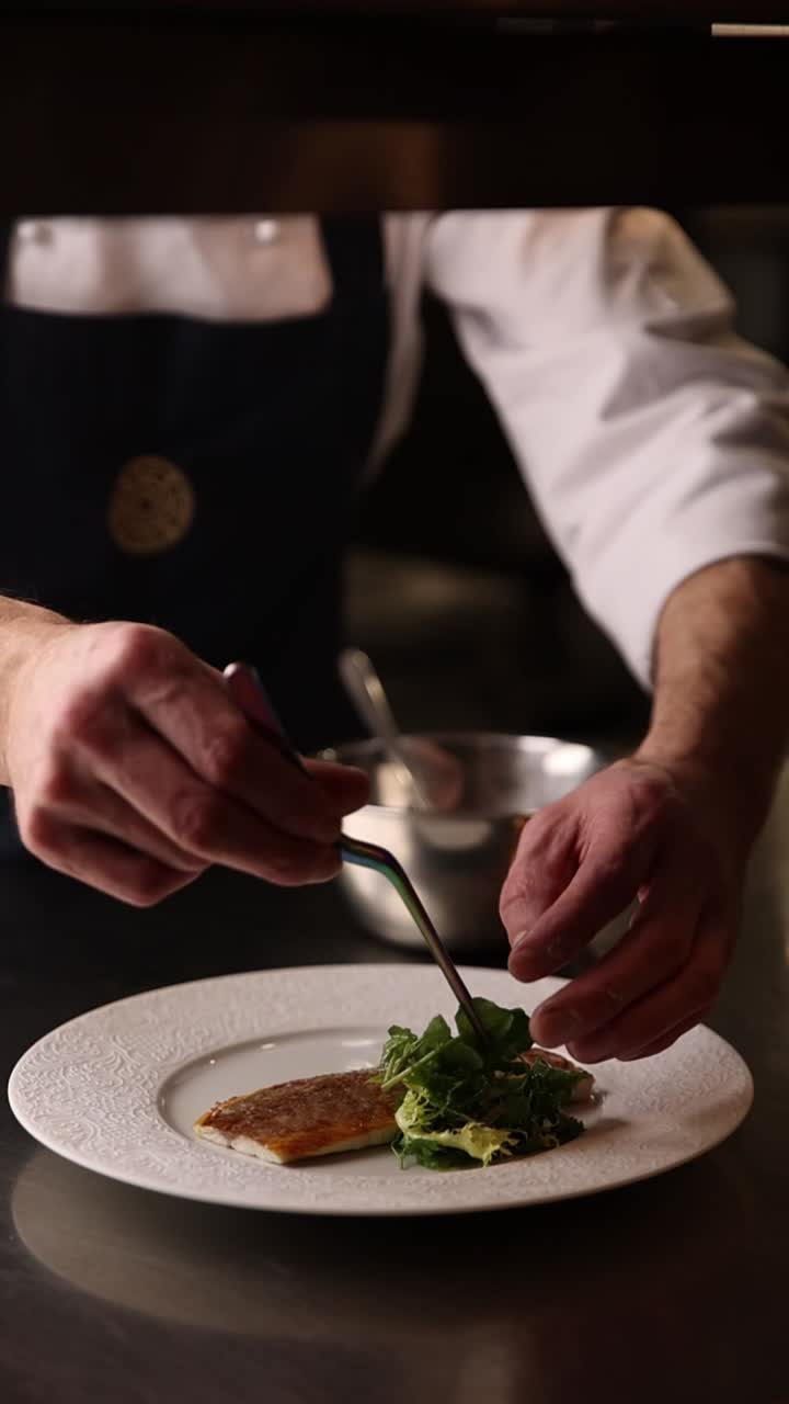 Lo chef prepara un piatto gourmet