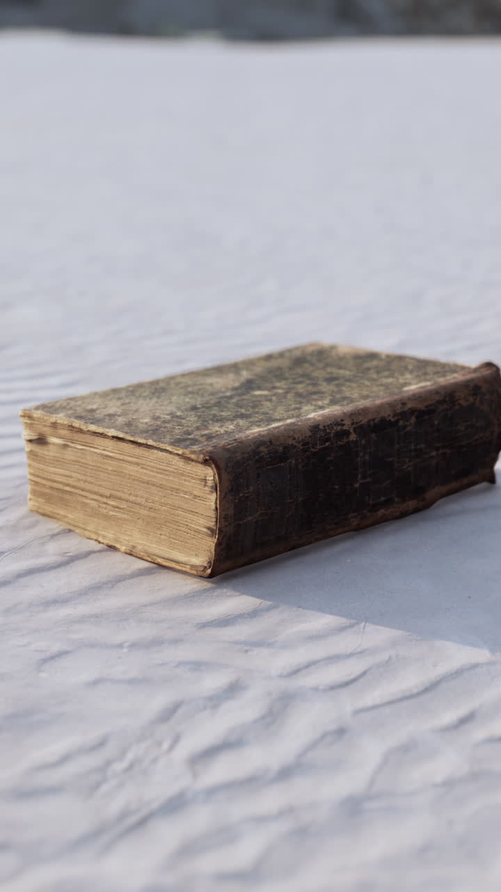 libro antiguo sobre telas al aire libre