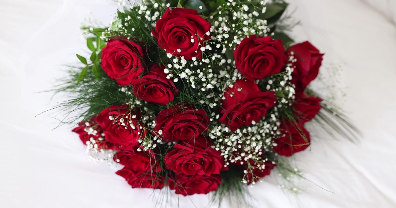 Un magnifico ed elegante bouquet di rose rosse, realizzato alla perfezione per tutte le occasioni romantiche e le celebrazioni