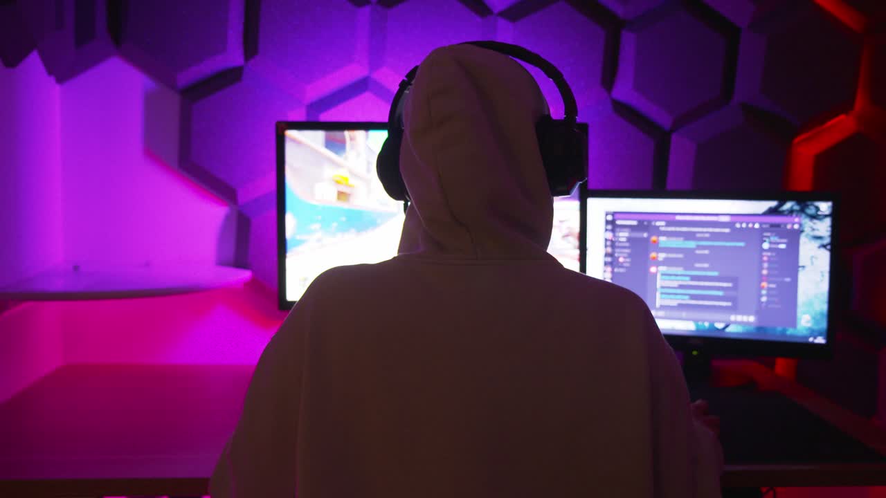 E-girl che gioca in una stanza con luci RGB viola