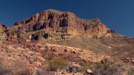 formación rocosa irregular en un paisaje árido en el parque nacional big bend, ee.uu.